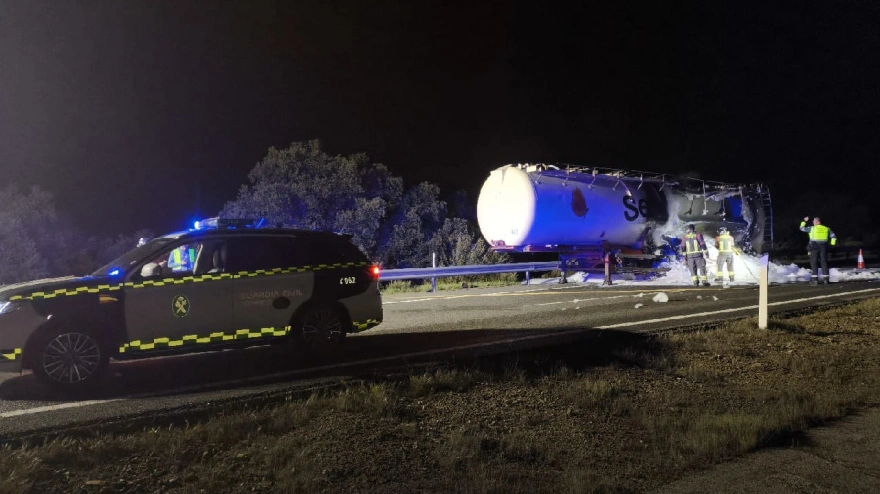 Un camión en llamas obliga a cortar la A-66 a la altura de Monesterio