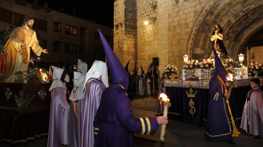 El hermano Mayor de los Nazarenos llama a la puerta de San Miguel para que salga el Cristo de Medinaceli