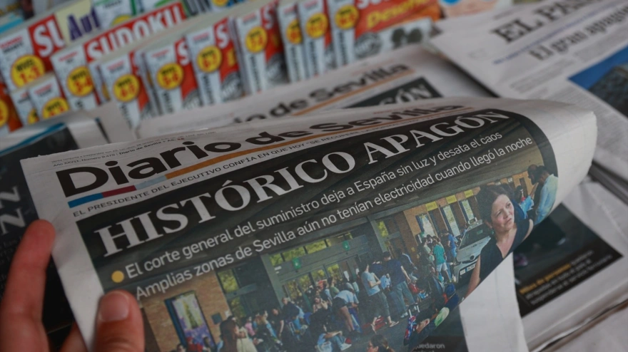 Prensa en papel con la información del apagón en un quiosco de Sevilla