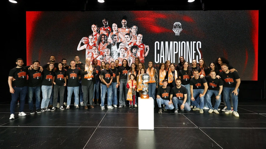 La familia taronja celebrando la Copa de la Reina