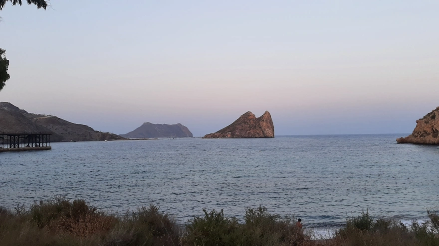Vista de la isla de El Fraile en Águilas y del embarcadero de El Hornillo