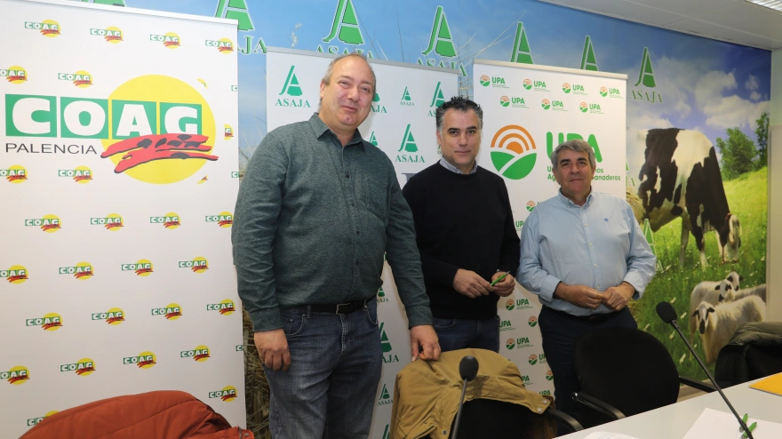Rueda de prensa conjunta de Asaja, COAG y UPA con motivo del anuncio de bajada de precios de la leche de vaca por parte de la industria; (IaD)asisten el presidente de Coag-Palencia, David Tejerina; el presidente de Asaja-Palencia, José Luis Marcos; y el secretario general de Upa-Palencia, Blas Donis Tarrero