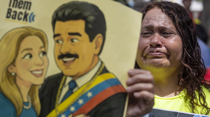 FOTODELDÍA AME7871. CARACAS (VENEZUELA), 26/03/2026.- Una mujer participa en una manifestación este jueves, en Caracas (Venezuela). Simpatizantes del chavismo reaccionaron durante la segunda audiencia de Maduro y Flores desarrollada en Nueva York, pidiendo justicia y la liberación para la pareja. EFE/ Miguel Gutiérrez