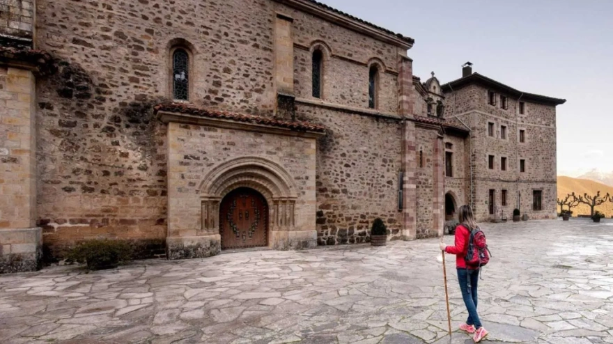 Una peregrina culmina el Camino Lebaniego en el Monasterio de Santo Toribio de Liébana