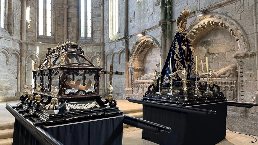 Tronos con la urna del Cristo Yacente y la Virgen del Rosario en San Domingos de Bonaval