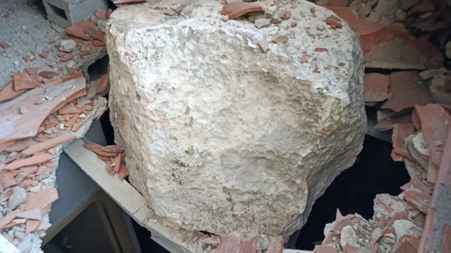 Roca grandes dimensiones sobre casa en Cala Galdana