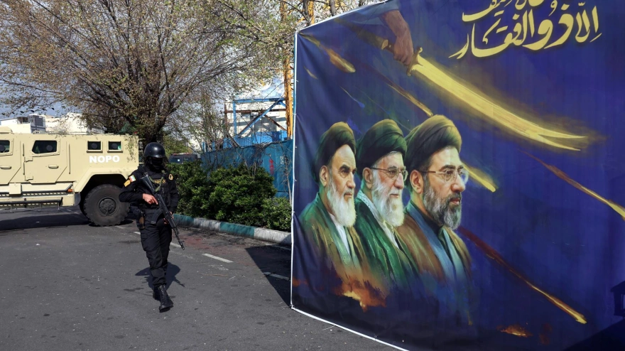 Un miembro de la fuerza de seguridad iraní por las calles de Teherán