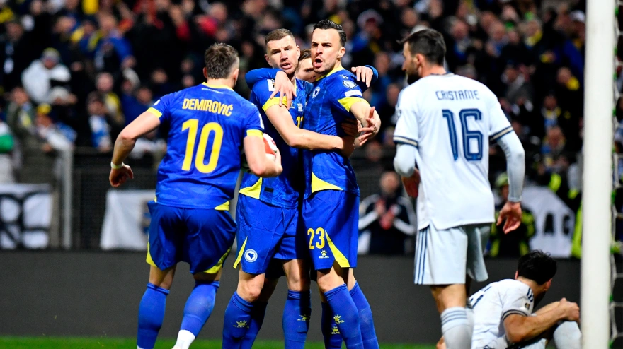 La selección de Bosnia celebra el gol marcado ante Italia en la eliminatoria de la repesca