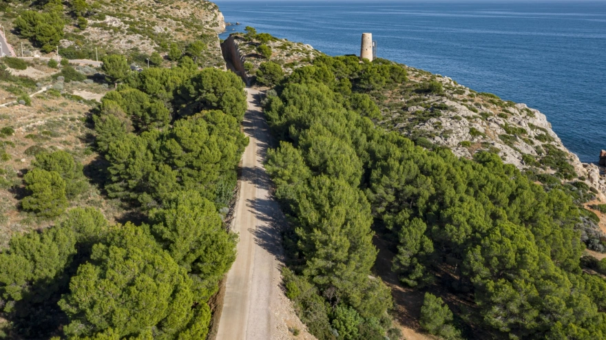 La vía verde es uno de los grandes atractivos por la que circulan ciclistas y senderistas, como destaca el alcalde, de Oropesa del Mar, Rafael Albert