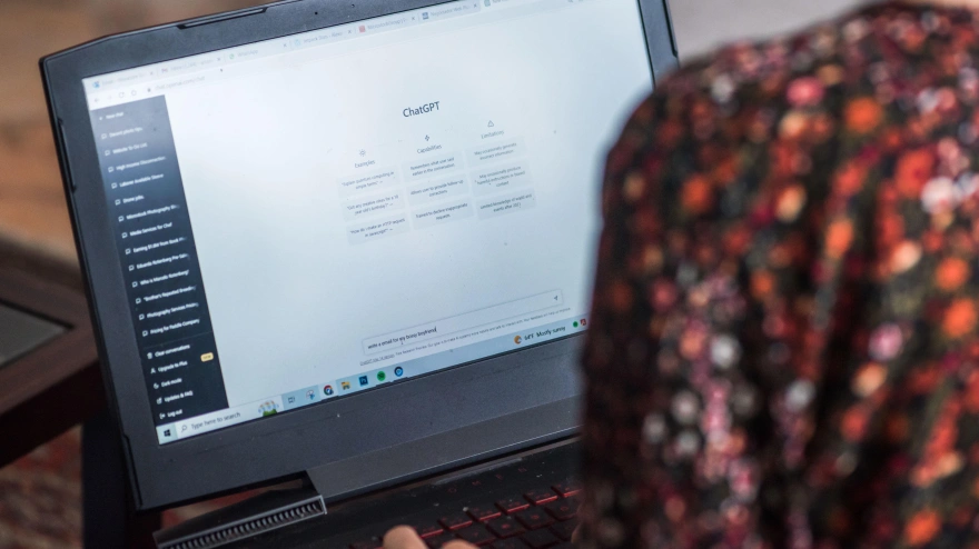 Una mujer consulta ChatGPT