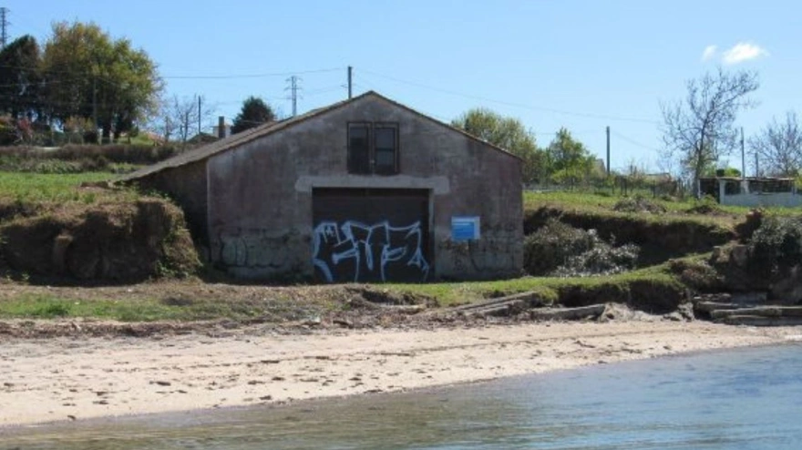 La antigua carpintería está situada en el borde litoral