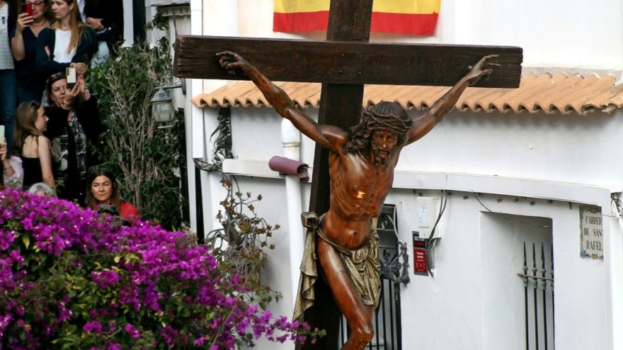 Procesión de Jesús El Cautivo por las calles del barrio de Santa Cruz