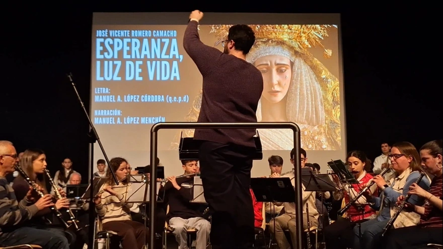 José Vicente Romero dirigiendo a la banda de Calzada