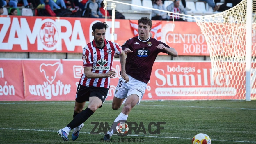 Luismi Luengo, jugador del Zamora, en un duelo de esta temporada