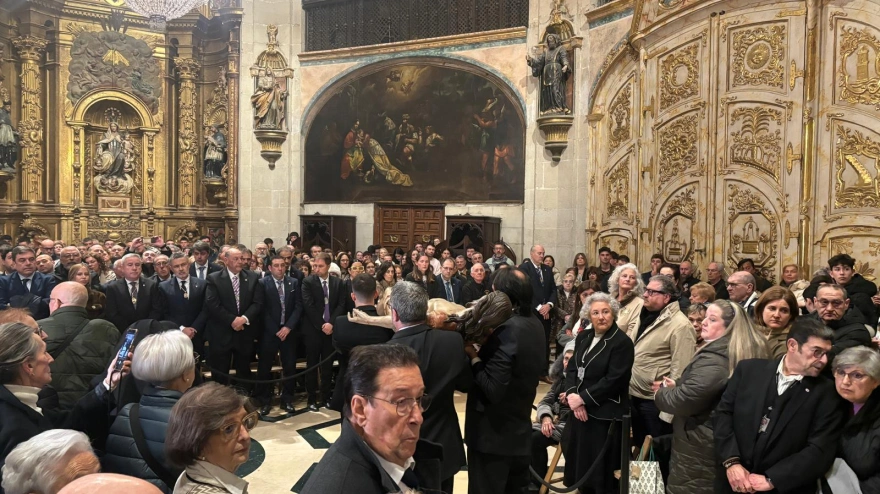 Logroño se rinde al Cristo Yacente en su rito más íntimo del Miércoles Santo