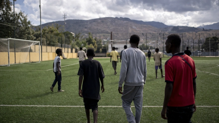 Menores migrantes en un campo de fútbol