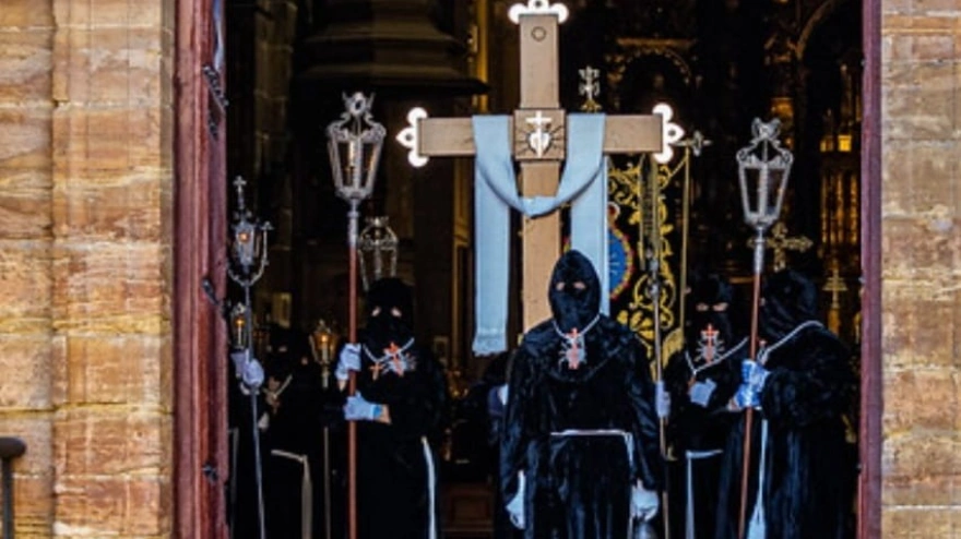 El Muñidor anuncia la salida de la Procesión del Santo Entierro en Oviedo