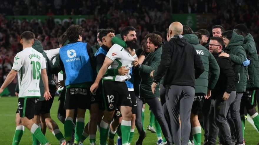 Los jugadores del Racing celebran el triunfo contra el Sporting