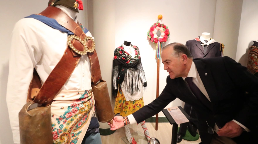 El alcalde de Talavera, José Julián Gregorio en la inauguración de la muestra