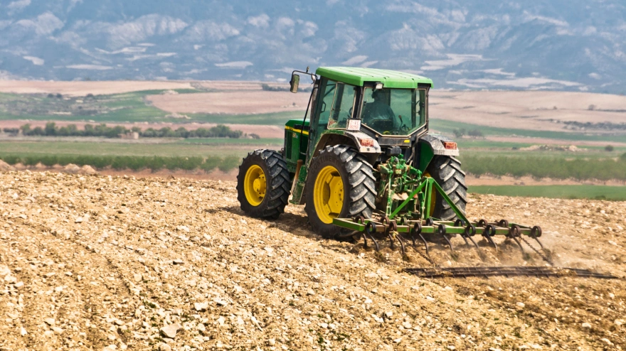 Agricultor en zonas áridas de Monegros, Zaragoza, España
