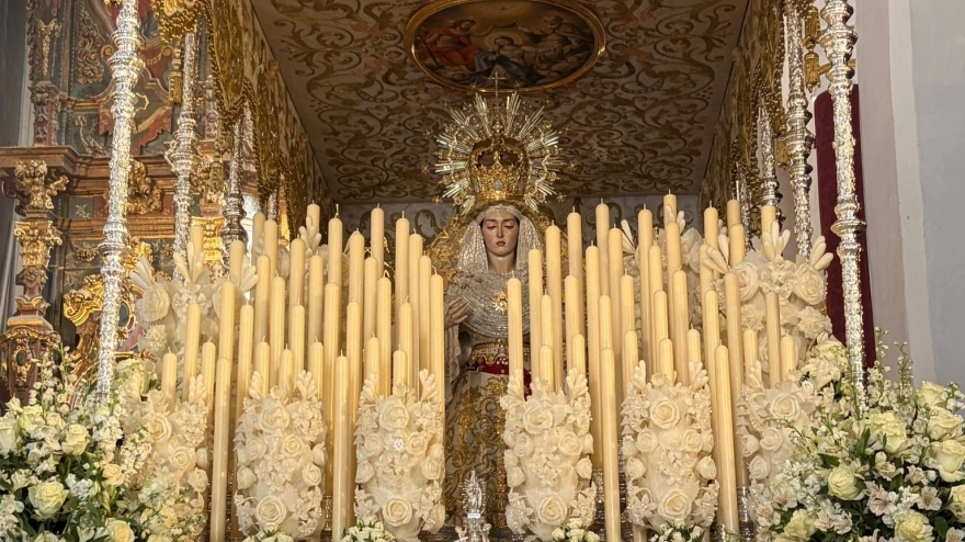 La Virgen de la Aurora, preparada en su paso de palio para la procesión de este Jueves Santo