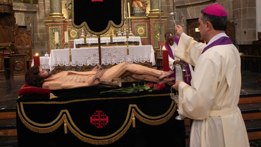 Nuevo Cristo del Desenclavo de la Hermandad del Santo Entierro bendecido por nuestro obispo