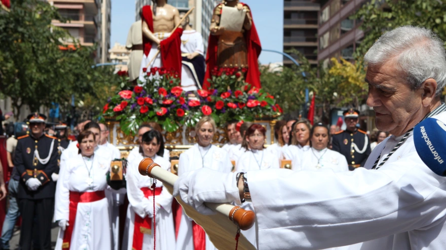 Rafael Rodríguez lee la sentencia de muerte a Jesús en la Rambla de Méndez Núñez de Alicante durante la procesión de la mañana.