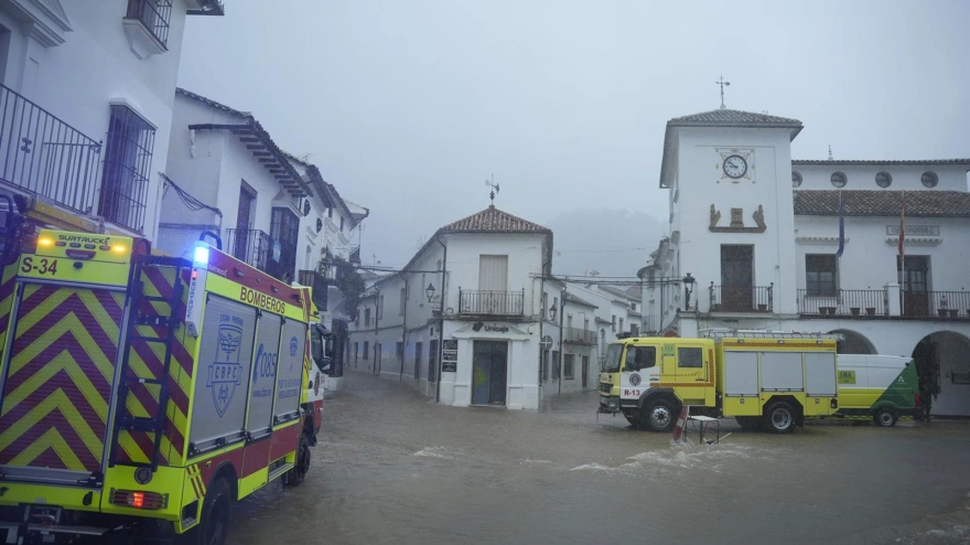 04/02/2026 Bomberos de la provincia de Cádiz trabajan en labores de achique de agua en calles y viviendas en la localidad gaditana de Grazalema tras el paso de la borrasca Leonardo. A 4 de febrero de 2026, en Grazalema, Cádiz (Andalucía, España). La Unidad Militar de Emergencia (UME) interviene en Grazalema, en tareas de achique de agua en casas y calles de este municipio, que se está viendo afectada por el paso de la borrasca Leonardo, que ya ha dejado por el momento 278 litros de precipitaciones acumuladas.POLITICA Joaquín Corchero - Europa Press