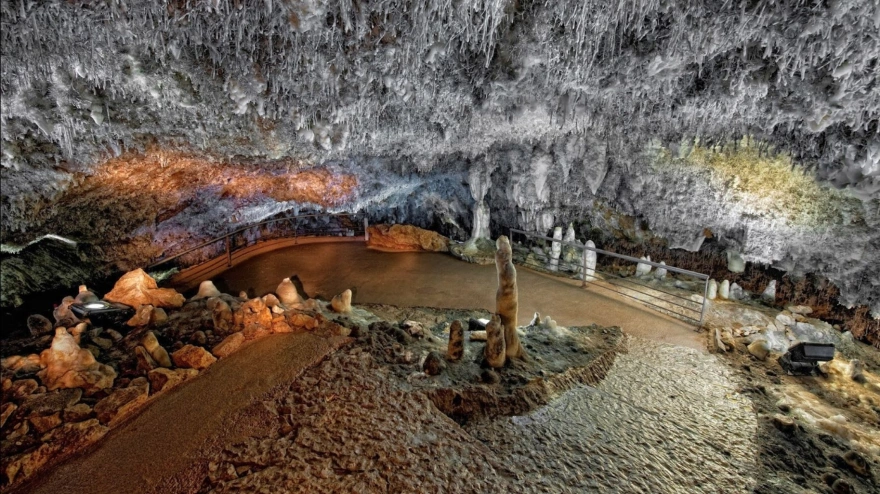 Cueva El Soplao, una joya geológica