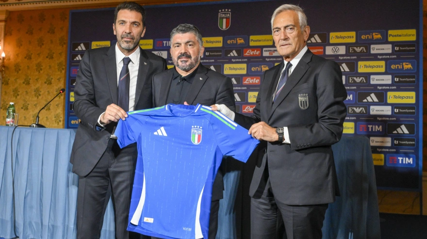 Gianluigi Buffon junto a Gabriele Gravina durante la presentación de Gennaro Gattuso como seleccionador italiano