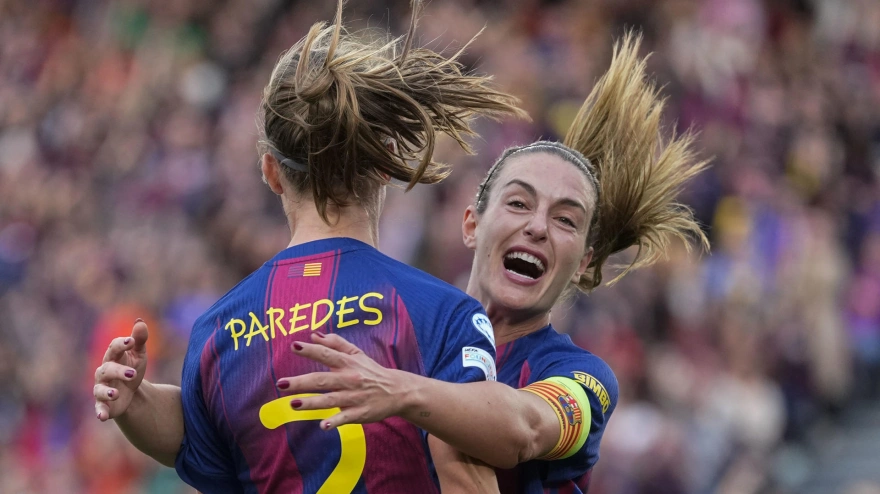 Irene Paredes y Alexia Putellas celebran un gol durante el Barcelona - Real Madrid de Champions