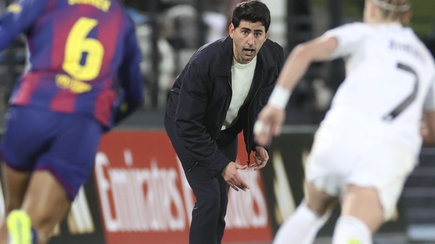 Pau Quesada, entrenador del Real Madrid femenino, dándo órdenes en un partido contra el Barcelona