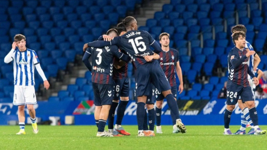El Eibar celebra el gol de Arbilla en Anoeta frente a la Real Sociedad B