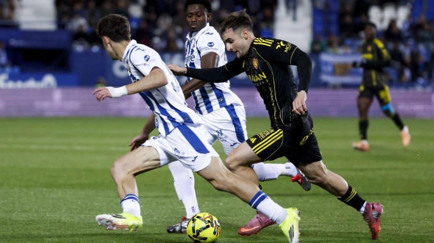 Maros Cuenca protagonizó una primera parte primorosa y fue el asistente en el gol de Sebas Moyano en una gran jugada