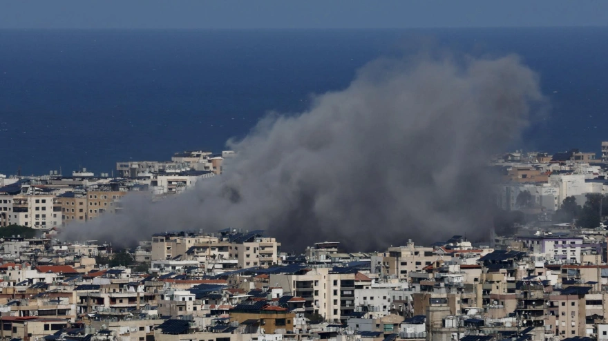 Columnas de humo se elevan tras los ataques aéreos israelíes en Dahieh, en los suburbios del sur de Beirut, Líbano