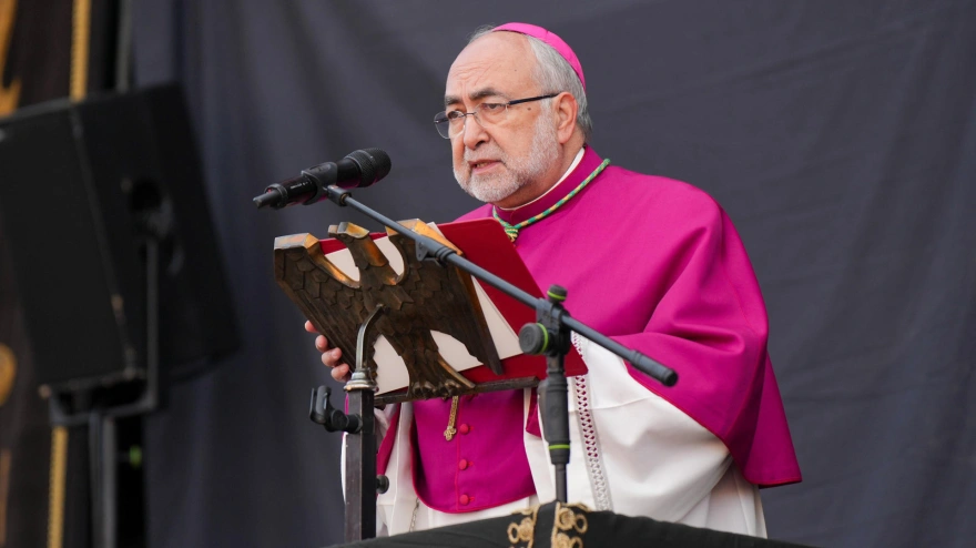 VALLADOLID, 03/04/2026.- El fraile franciscano y arzobispo de Oviedo, Jesús Sanz, predica en la Plaza Mayor el Sermón de las Siete Palabras delante de las veinte cofradías de Valladolid, autoridades civiles, militares, diplomáticas y eclesiásticas, en el año en el que se conmemora el octavo centenario del fallecimiento de san Francisco de Asís. EFE/ R. García