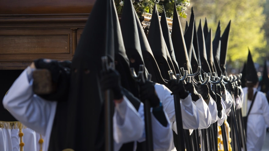 Penitentes en el cortejo la Hermandad de Nuestra Señora de los Dolores y las Santa Marías de Cuenca