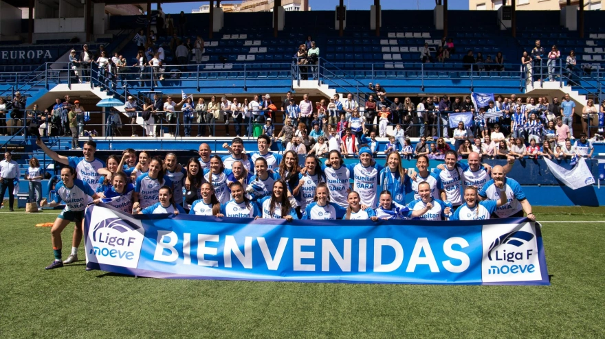 Las jugadoras del Álaves celebran el ascenso a la máxima categoría del fútbol femenino.