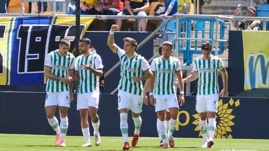 Los jugadores del Córdoba celebran un gol contra el Cádiz