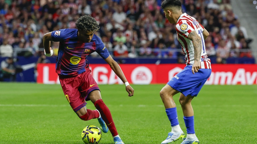 Lamine Yamal y Thiago Almada, durante el Atlético-Barcelona