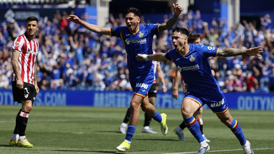 Martín Satriano celebra el 1-0 marcado por su compañero Luis Vázquez.