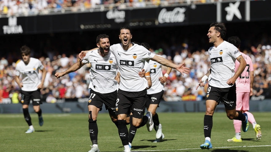 Los jugadores del Valencia celebran el gol de Guido Rodríguez ante el Celta