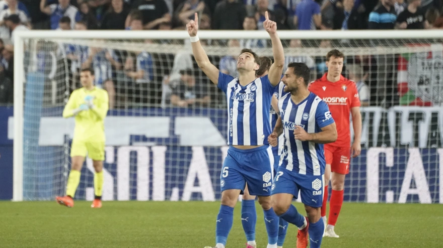 El delantero argentino del Alavés, Lucas Boyé, celebra el segundo gol del equipo vitoriano durante el encuentro correspondiente a la jornada 30 de la Liga EA Sports que disputan este domingo Alavés y Osasuna en el estadio de Mendizorroza, en Vitoria.