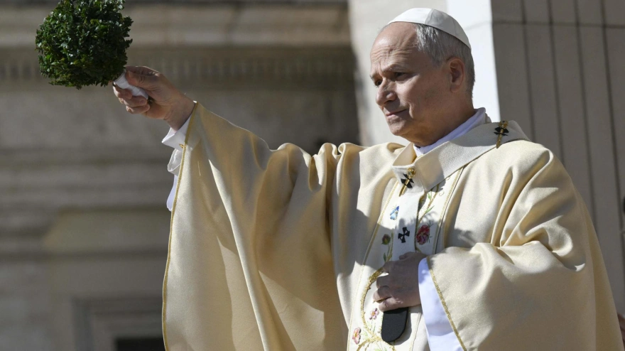 El papa León XIV presidió hoy su primer Domingo de Pascua en la plaza de San Pedro e impartió la bendición 'Urbi et Orbi'