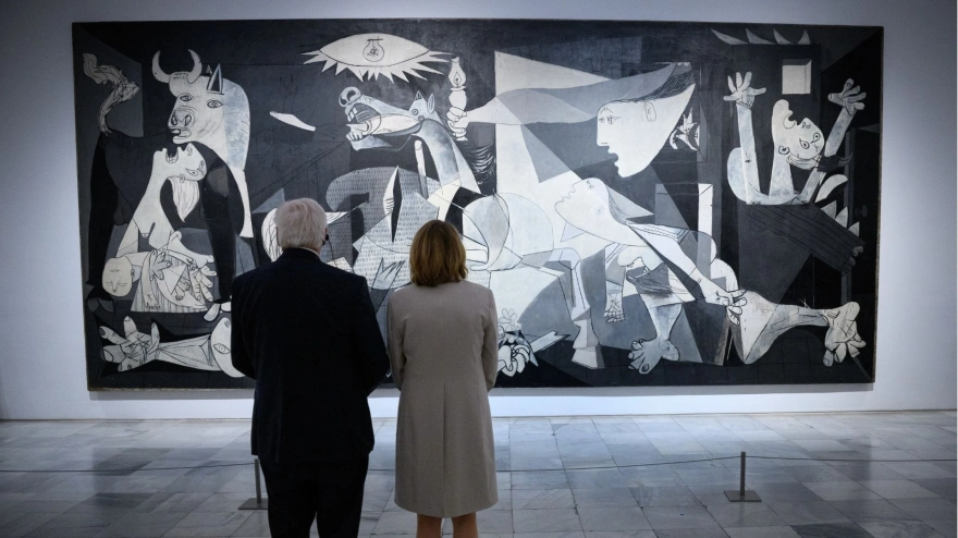 El presidente alemán Frank-Walter Steinmeier mira el Guernica en el Museo Reina Sofía