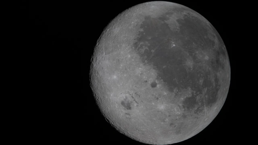 Fotografía tomada de la cuenta oficial en X de la NASA @NASA donde se observa la cara visible de la luna al costado derecho y la cara oculta del lado izquierdo