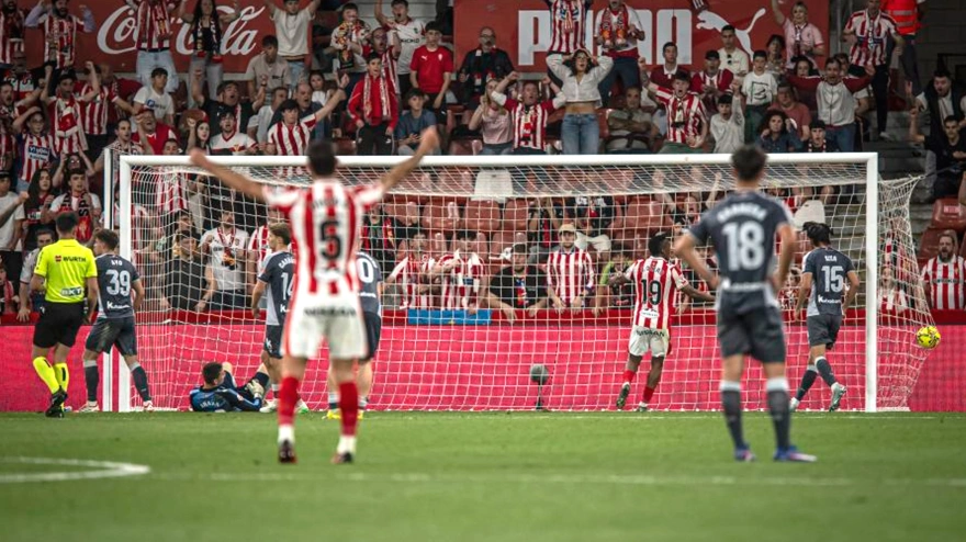 El Sporting celebra el gol marcado al filial de la Real Sociedad