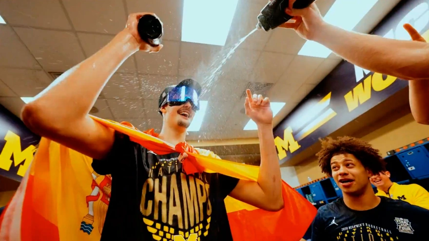 Aday Mara celebra su cumpleaños en el vestuario tras la victoria en la NCAA