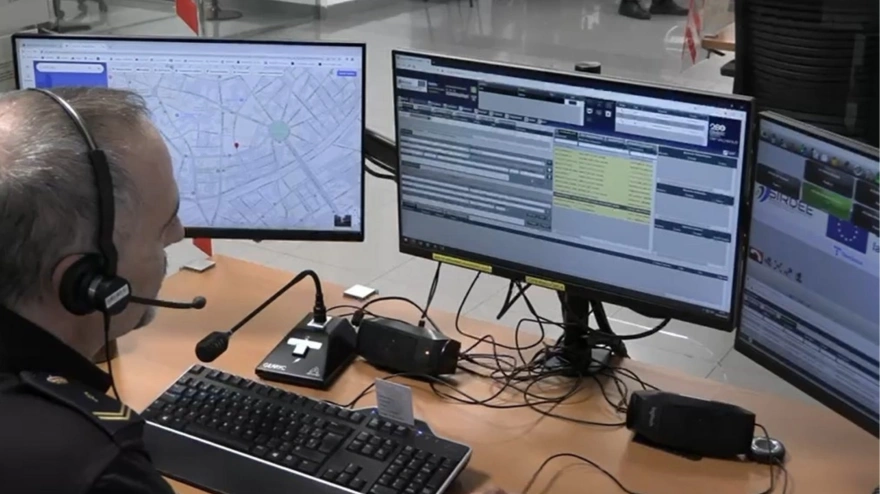 Un agente de la Policía Nacional en la sala CIMACC-091