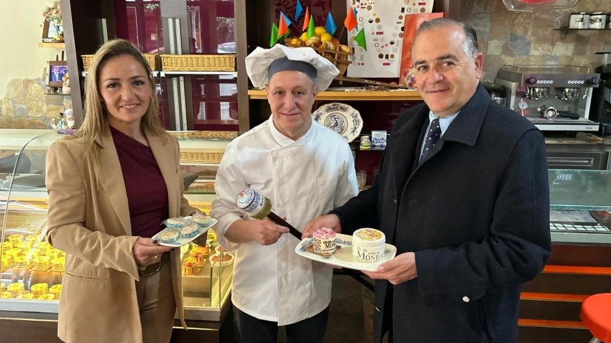 El alcalde en la pastelería de Rafa Sánchez con el "Azahar de Mondas"